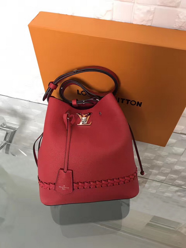 lv lockme bucket 小牛皮编织水桶包 m54681