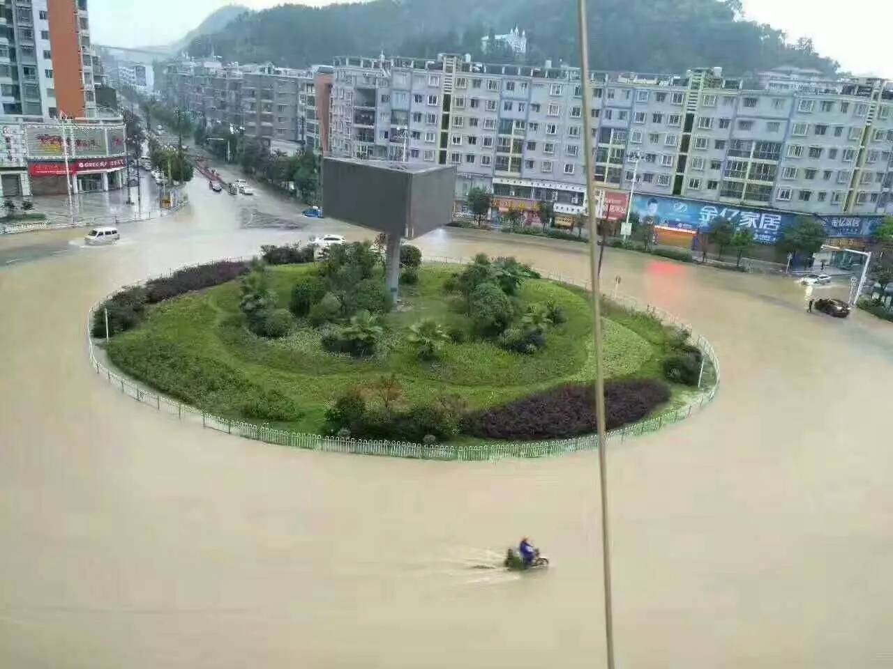 今天凌晨,安顺紫云县城区大面积被淹!多条道路中断!下