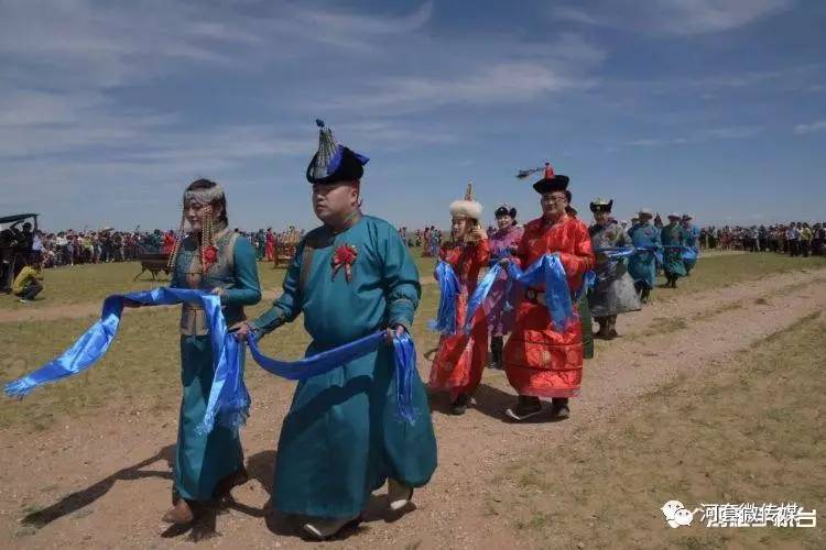 体验蒙古族集体婚礼亮点 1体验婚庆文化与观光旅游为一体的草原