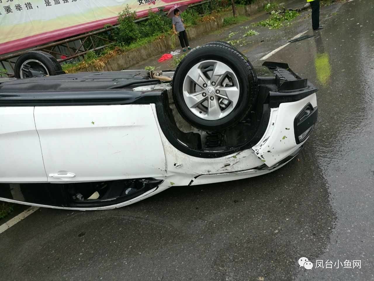 淮河大桥路段一轿车撞树翻车,提醒广大车友雨天注意安全