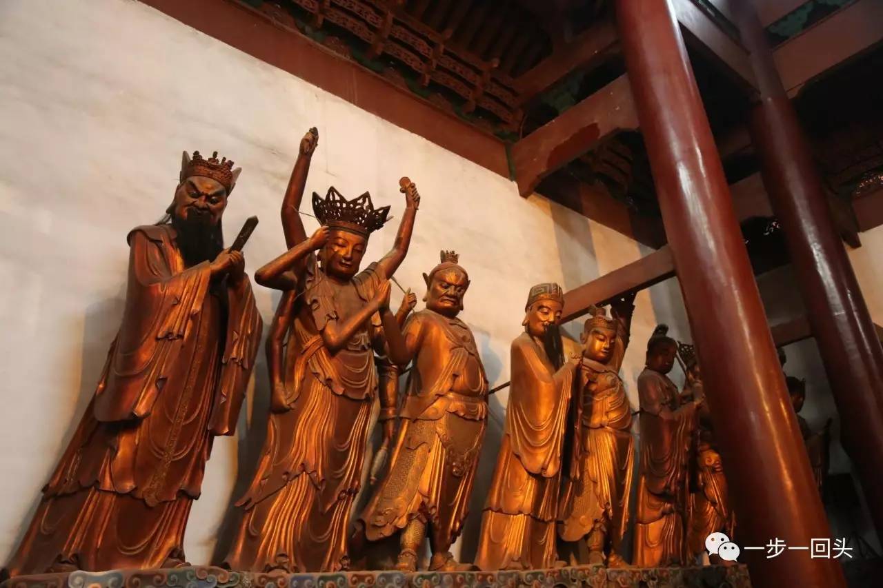 大雄宝殿正中是1953年重修寺宇时,由中国浙江美术学院的雕塑家和民间