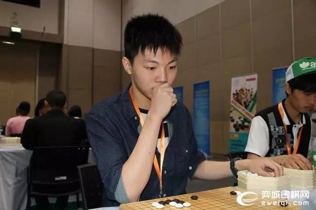 世界大学生围棋赛首轮开战 各大名校帅哥美女棋手参赛