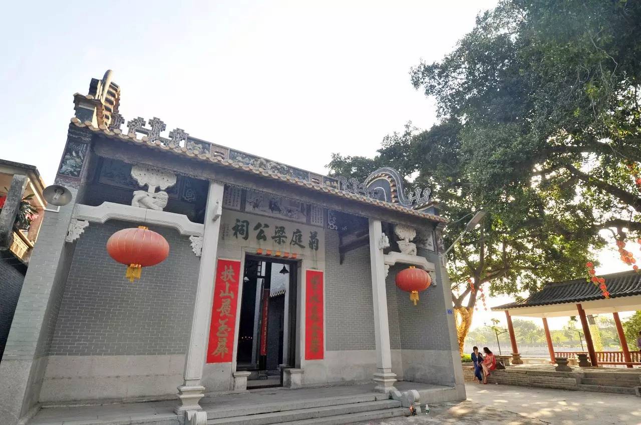 梁氏大宗祠 雕梁画栋,乌檐青瓦,屋顶弯弯的锅耳和雕花壁画,祠堂里大多