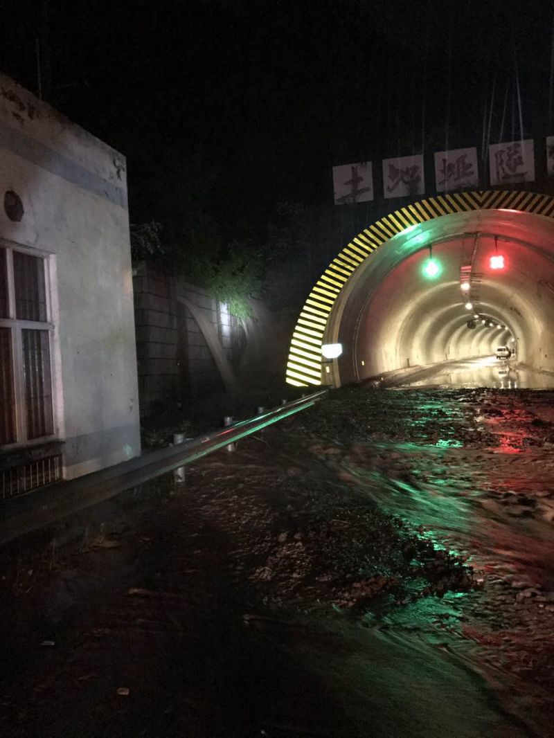 沪蓉高速奉节段 土地垭隧道口发生小规模泥石流