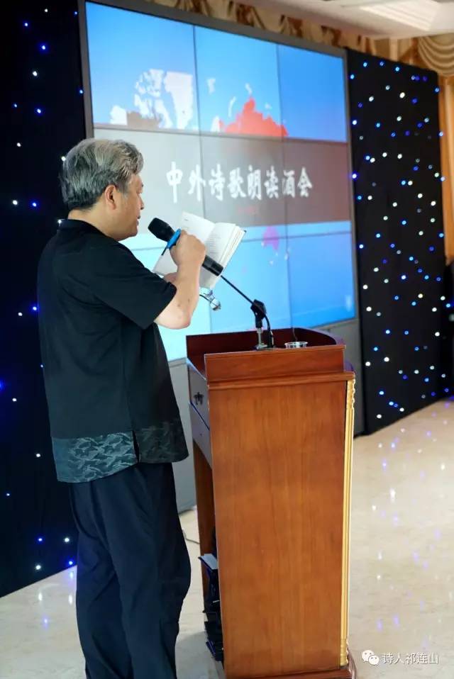 诗人祁连山在朗读诗人李樯在朗读诗人邹宴在朗读诗人海岸教授在朗读