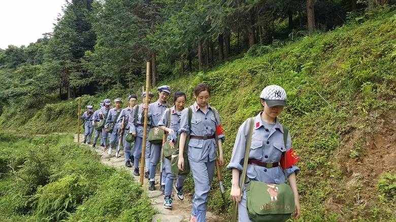 红军的一天:急行军继续急行军急行军三公里,累啊,后来,就这么抬着枪和