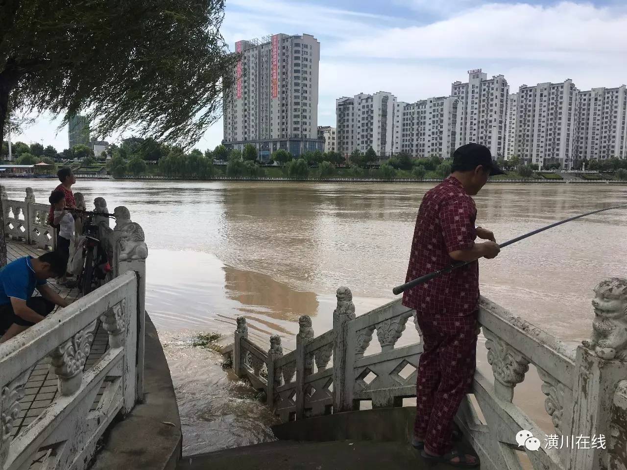 潢川小潢河上游水库泄洪致水位暴涨场面十分壮观,沿岸