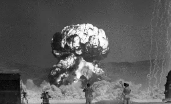 广岛的原子弹投射后爆炸所产生的蘑菇云有一万八千米高,换句话说就是