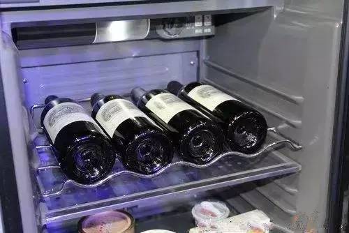 实在没地方放,只能选车尾箱的时候,请尽量用小冰箱或冰袋等保持葡萄酒