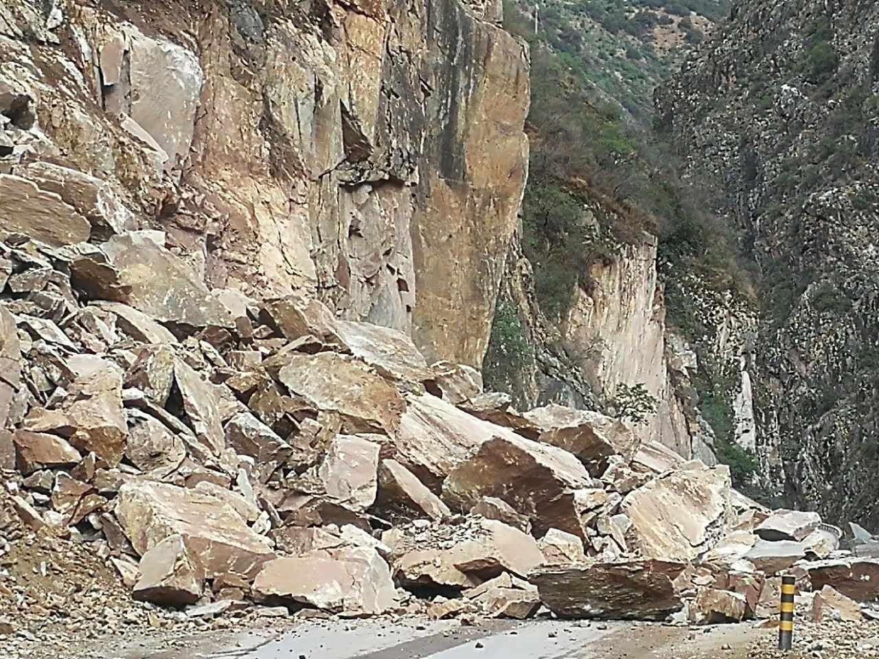 西藏林芝派墨公路雪崩堆积区救援通道打通_凤凰网视频_凤凰网