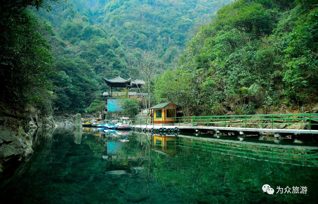 龙井峡漂流位于浙西大龙湾景区口,介于龙井与龙岗溪流峡谷之间.