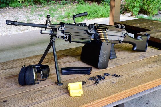 步兵班中最具持久连射火力的武器:M249班用自动机枪