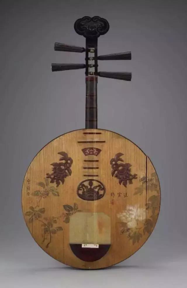 three stringed lute