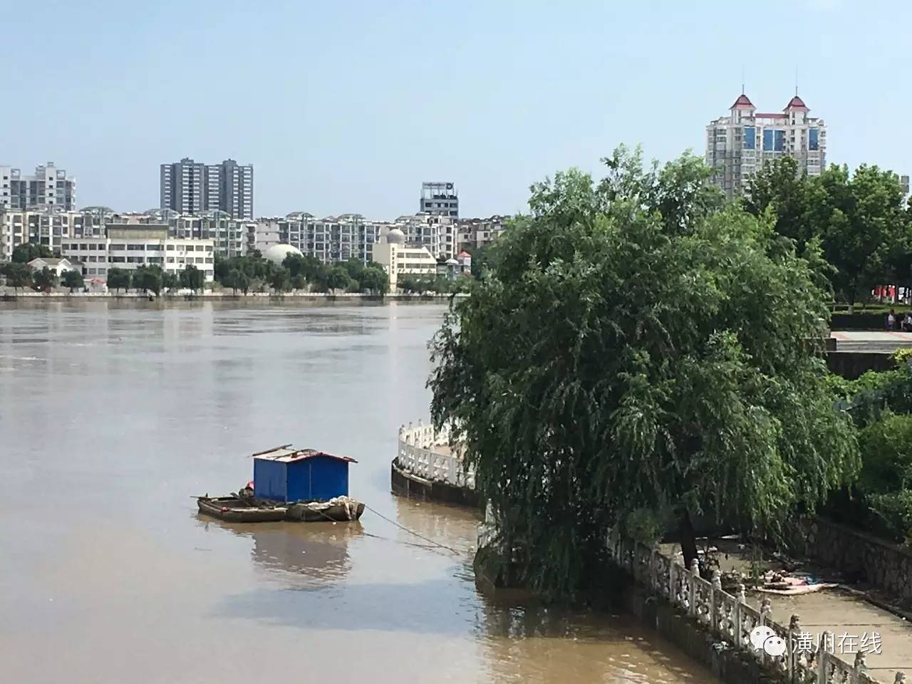 潢川小潢河上游水库泄洪致水位暴涨场面十分壮观,沿岸