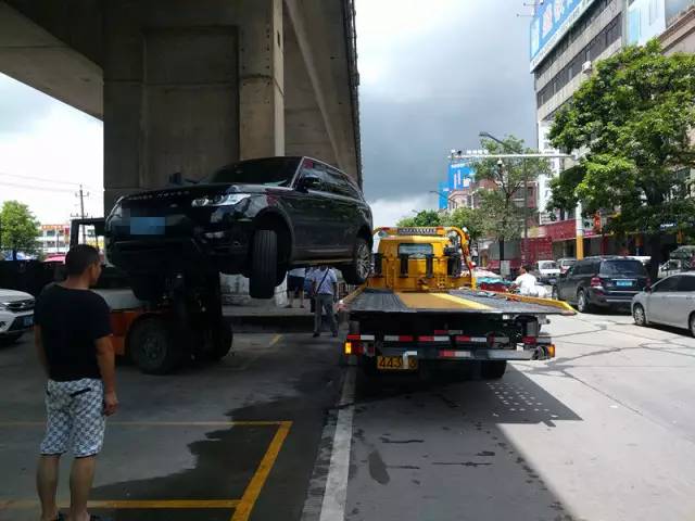 称发现了邓某的路虎汽车停在古镇镇外海大桥下面