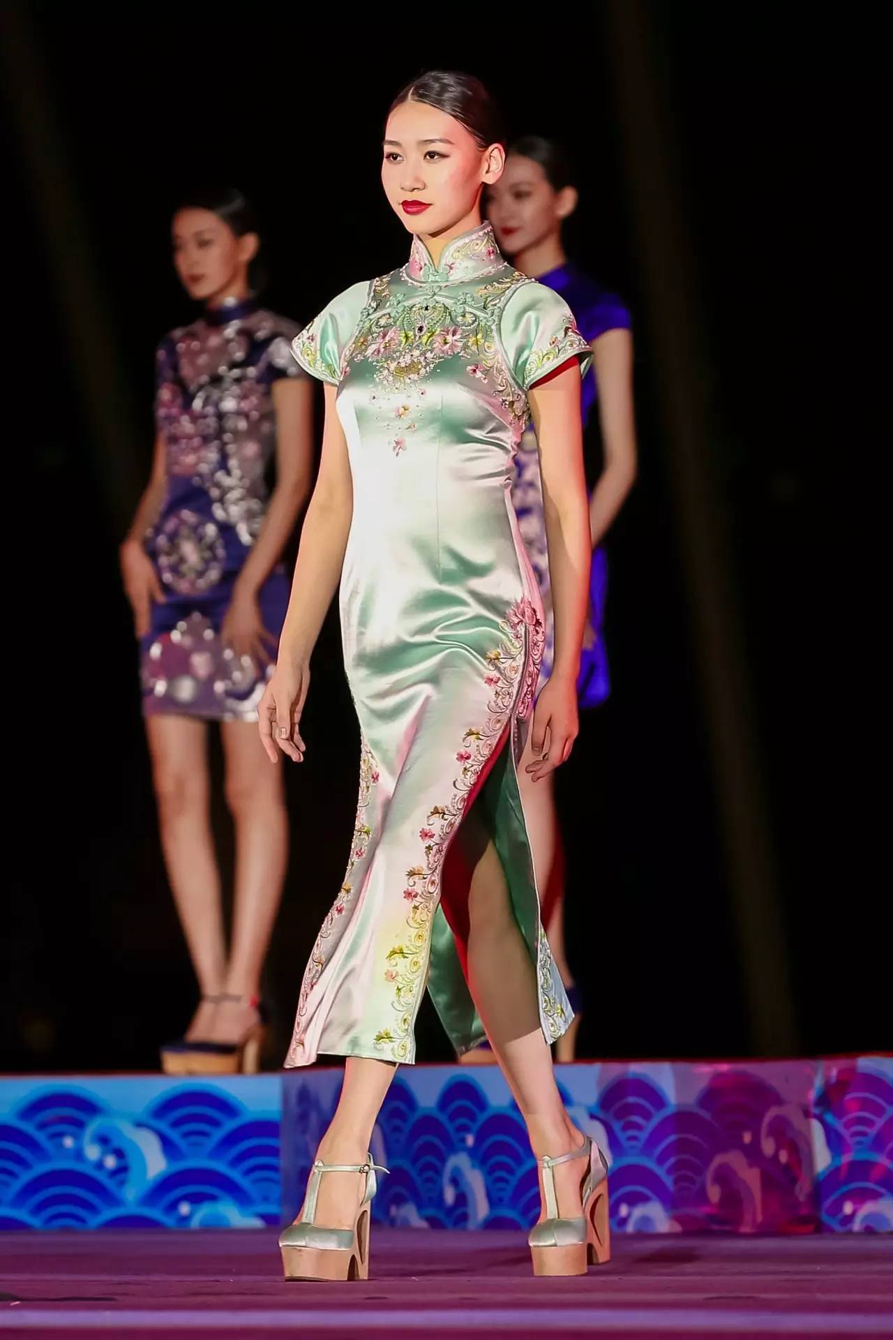 刺绣、盘扣、流苏，北京时装周上的唯美“中国风”|旗袍_新浪新闻