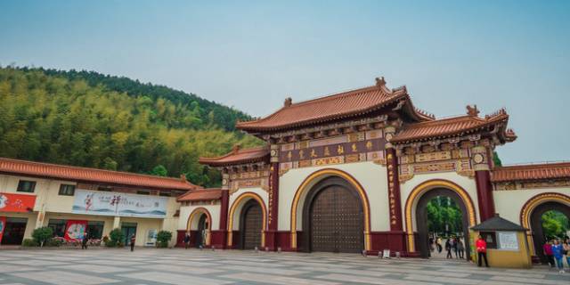 佛光祖庭—大觉寺山里的泉水清澈见底,心情舒畅我叫"真勇敢,竹尖上