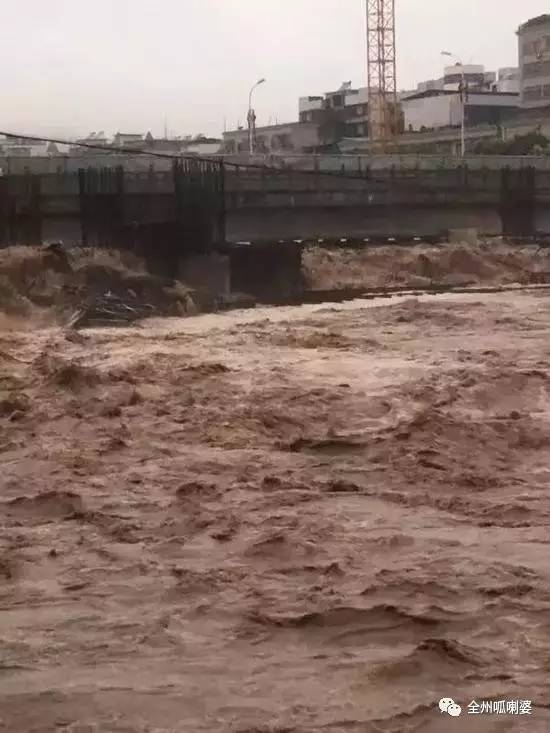 洪水冲垮猜一成语_洪水冲垮房屋图片(3)