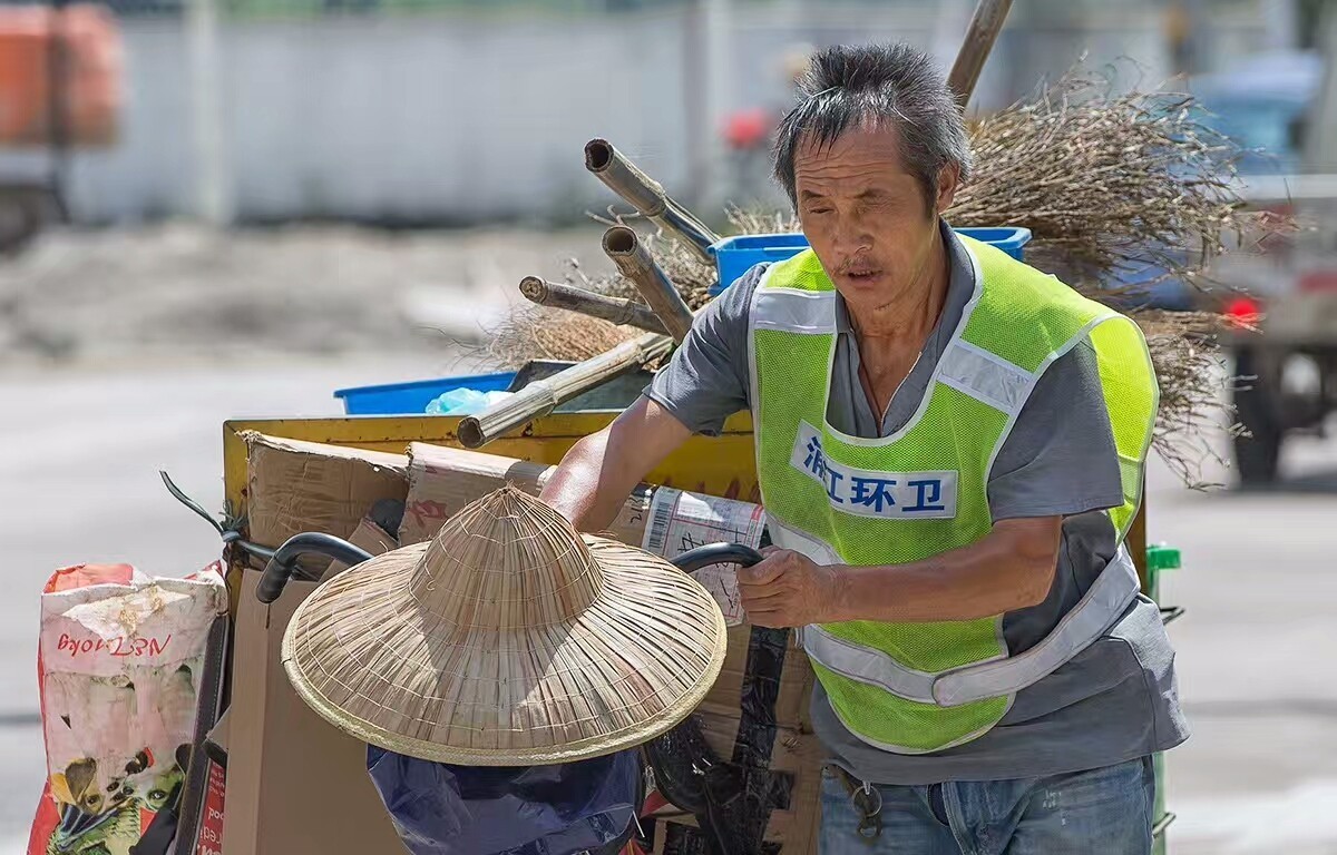 致敬!炎热夏季"最可爱的劳动者"