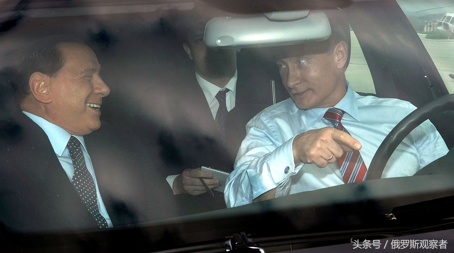 2009年,普京亲自驾车在索契机场迎接意大利前总理贝卢斯科尼普京正要