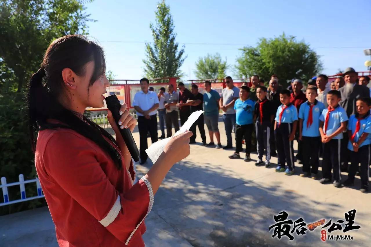 丁宁时间:7月10日11:03地点:富蕴县库尔特乡达拉阿吾孜村周一升国旗