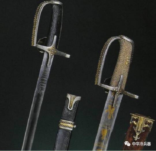 上图:波斯弯刀的十字形刀镡与刀鞘的锁闭 上图:波兰早期的近代军刀
