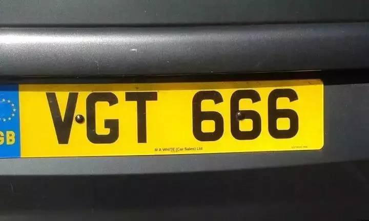 车牌是女司机发明的牌号888也不一定吉利666在英国很邪恶