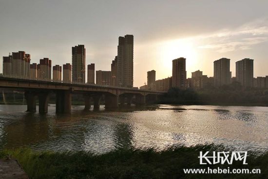 平山县迎来阵雨 冶河水位上涨 雨后出现彩虹(组图)