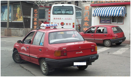 上世纪90 年代,红色的夏利出租车是北京街头的一道风景.