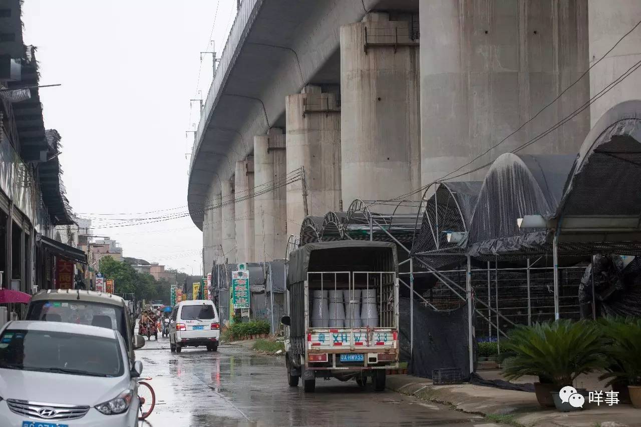 周一见 | 高铁桥底 违建联排 安全堪忧