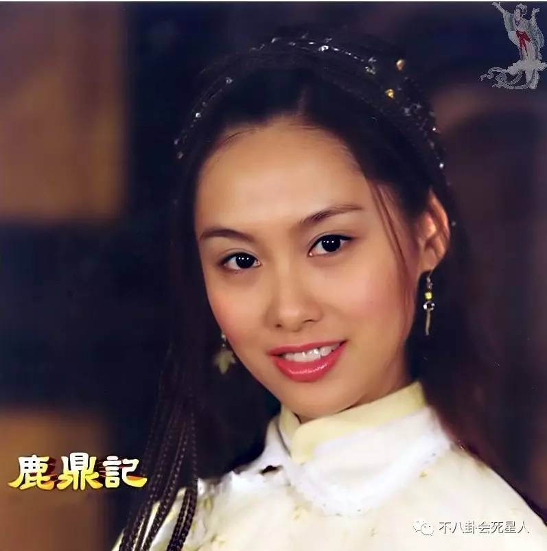 朱茵扮演韦小宝zhui爱的阿珂,当时也是满脸的胶原蛋白啊~林心如扮演的