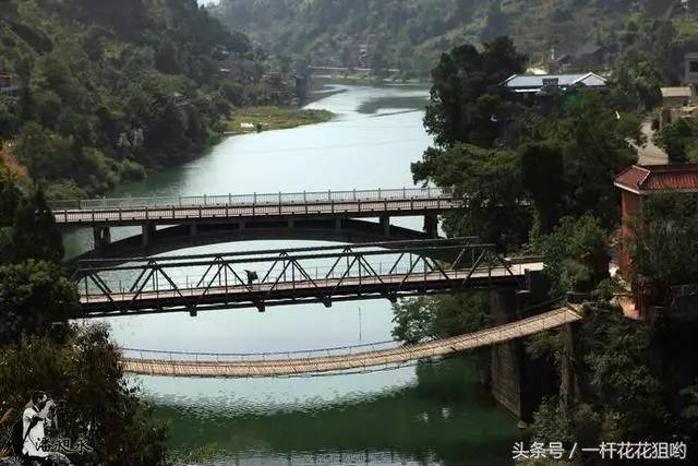 每次回家路过重安镇,只要稍有空闲,我总喜欢去三朝桥走走,这里承载着