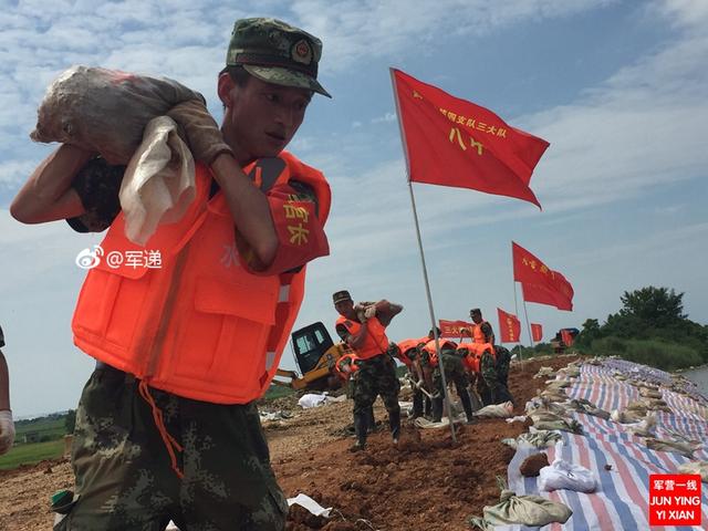 赞战士抗洪一线过生日战友居然送来了来自他家人的祝福