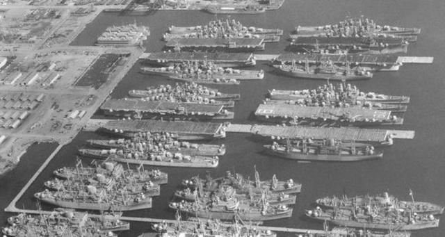 图中一排一排的军舰,都是二战时候的,就这一处,就有600多艘各型舰艇.