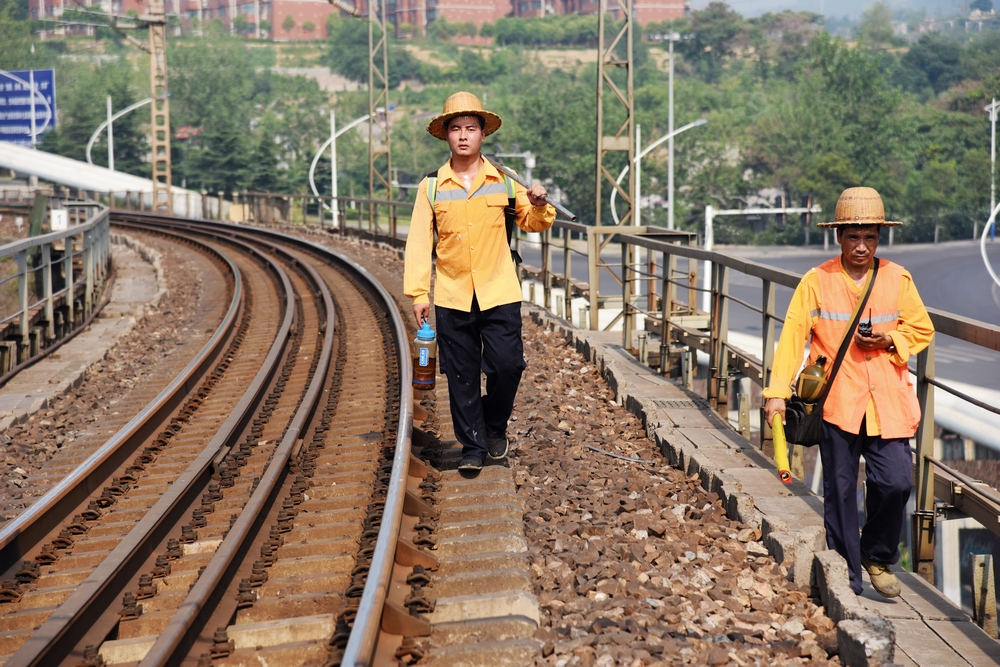 洛阳工务段桑拿天里巡查铁道线路忙