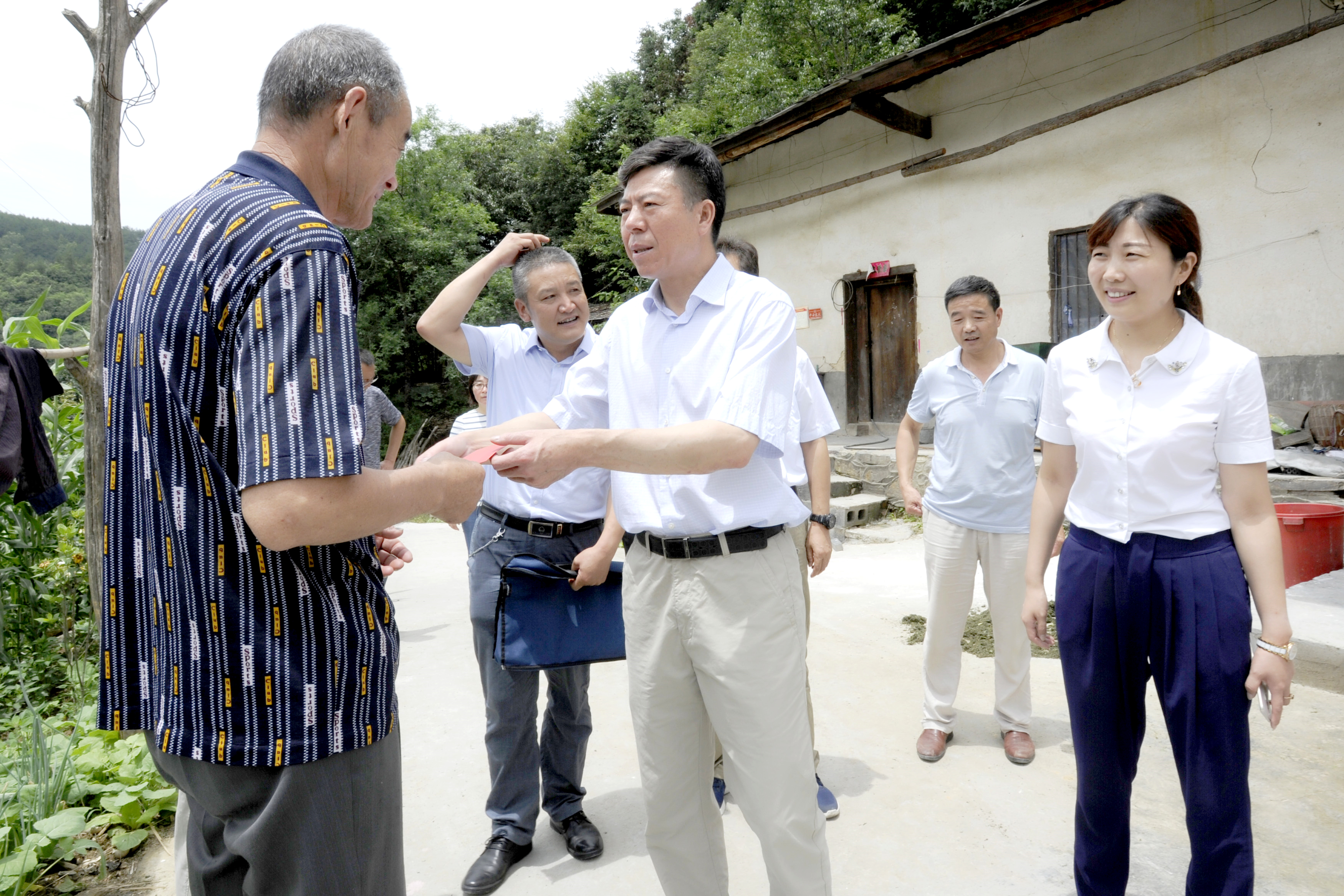 法士特严鉴铂董事长带队深入平利县扶贫村慰问调研