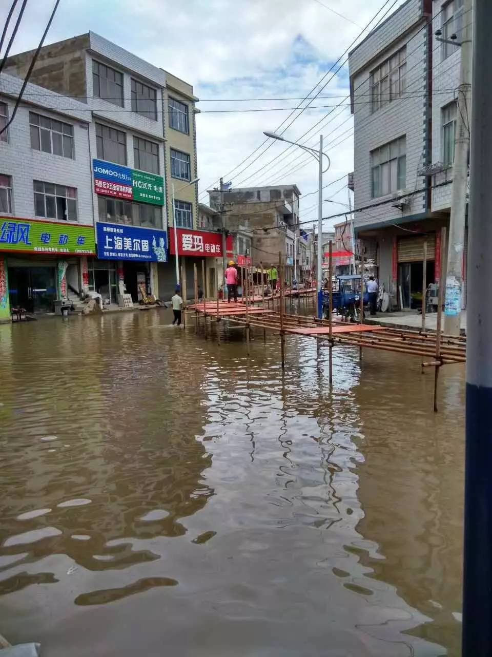 暴雨内涝!几万群众出行受阻,湖口马影门港天桥搭建进行中