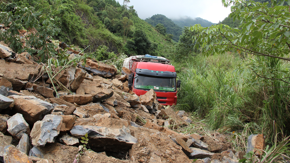 广西田林:暴雨致山体大面积滑坡,大货车被压