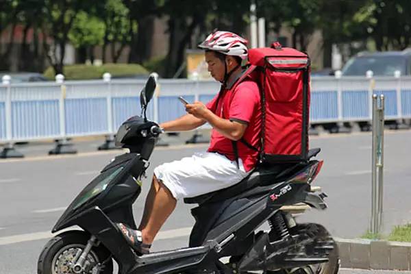 生活 正文  如今一到饭点,就可以看到大批外卖送餐员骑着电动车四处