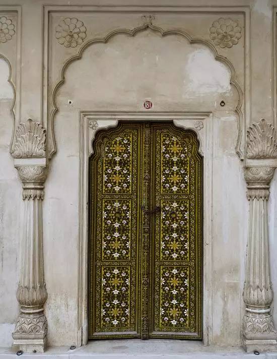 这扇门在比卡内尔(bikaner)的茱内加尔城堡(junagarh fort)