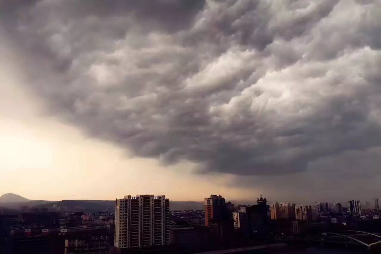 延吉上空突然狂风大作,阴云密布,瞬间瓢泼大雨伴随着滚滚雷声倾泻而下