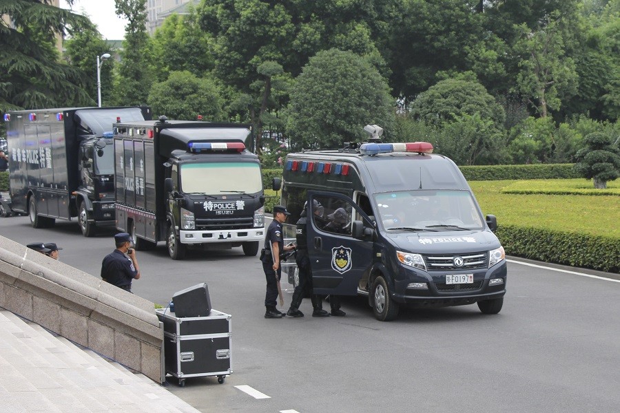 襄阳市公安局向来自全国各地的与会人员展示了警用无人机,特警指挥车