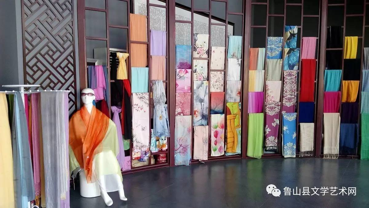 县文联,县民协一行数人在产业集聚区观看靖琨实业丝绸文化展览馆
