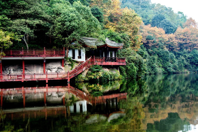 风景区中居住着藏族和羌族人民,其淳朴的民族习俗及风情,古老的石寨