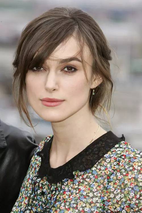 以英国女星keira knightley为例,长直发使她的脸部线条看起来过于生硬