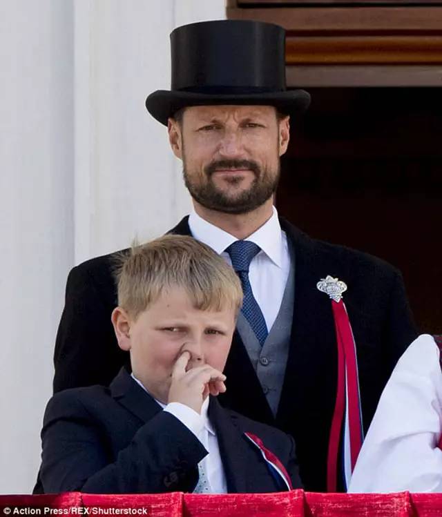 这位挪威小王子的耿直搞笑脸,简直和乔治小王