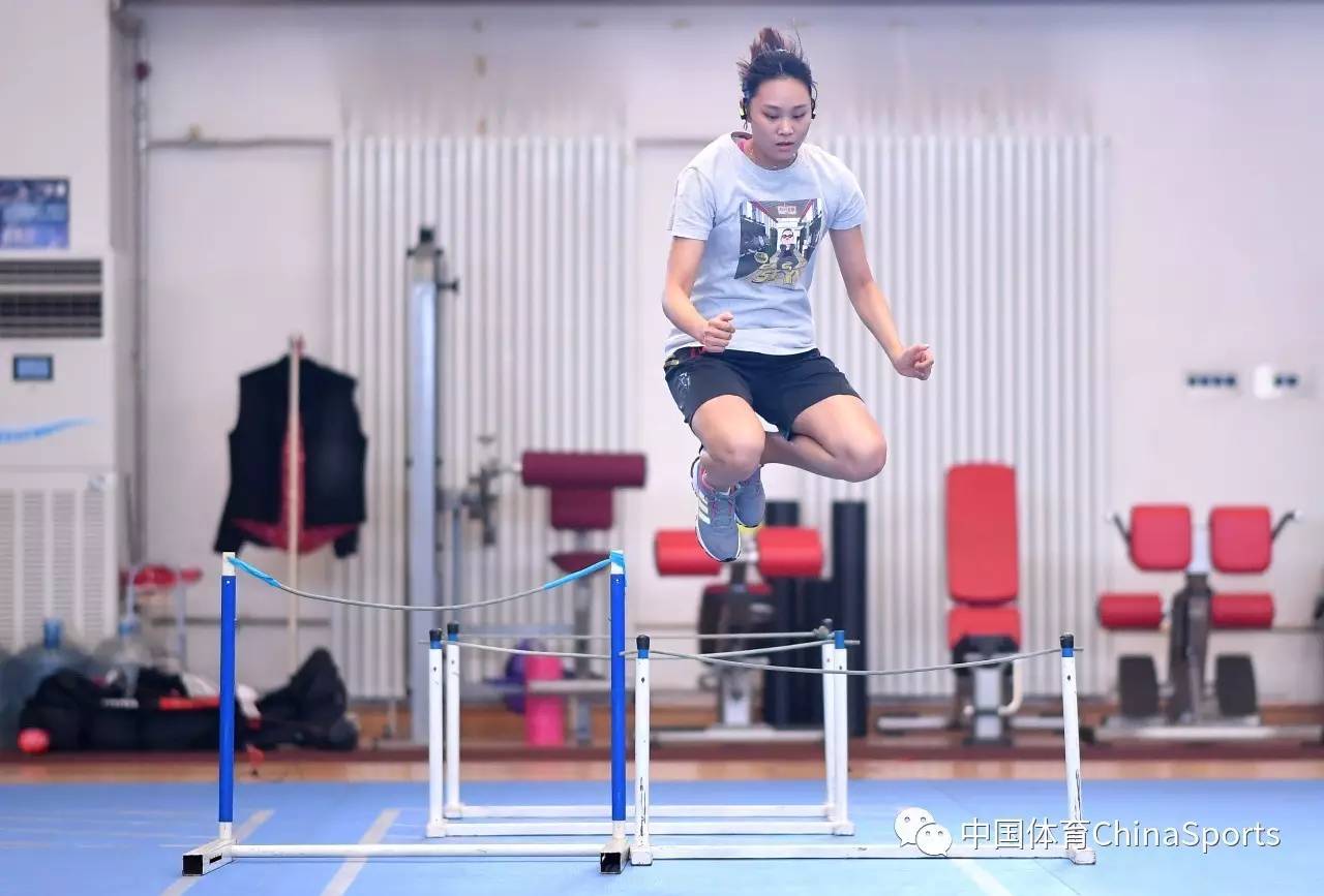 女子重剑选手孙一文.女子重剑选手侯光娟(左.女子佩剑选手杨恒郁.