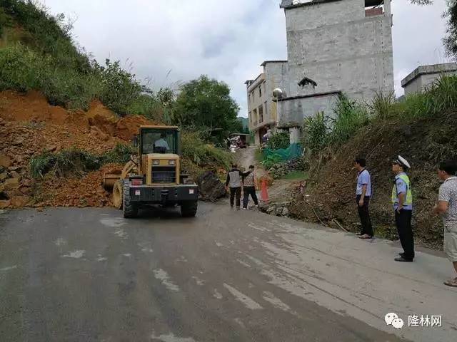 广西百色隆林辖区道路上边坡塌方 交通中断 交警提醒过往车辆绕道行驶