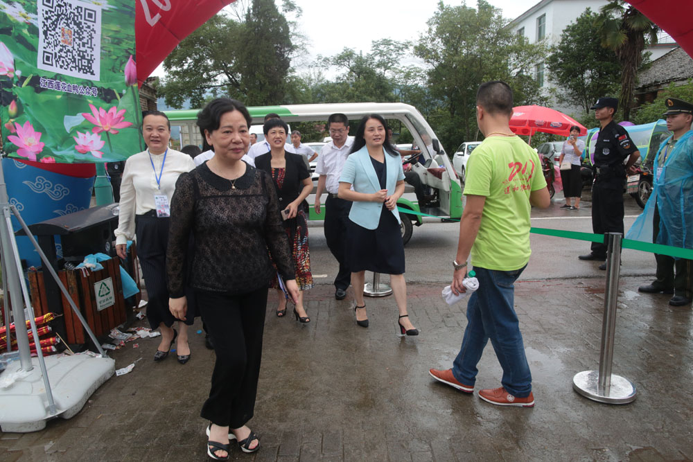 正当现场比赛活动如火如荼的进行中,县委书记刘乡以及市,县相关领导来