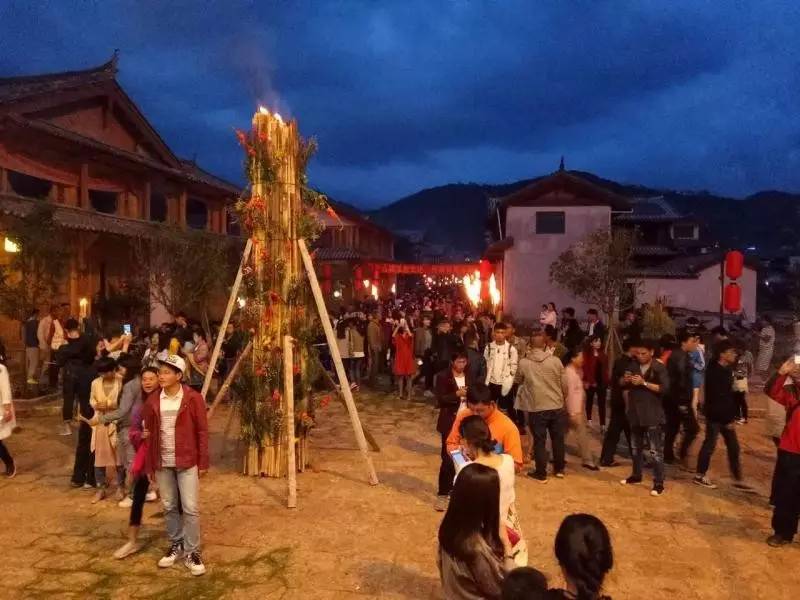 "和美大研·花雨东林纳西火把节"和谐长街宴在纳西火把节传统节日里